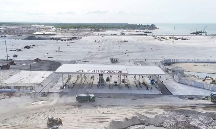 Sau khi hàng hóa các nước qua cửa khẩu quốc tế Lao Bảo sẽ về cảng nước sâu Mỹ Thủy để tiếp tục xuất khẩu.