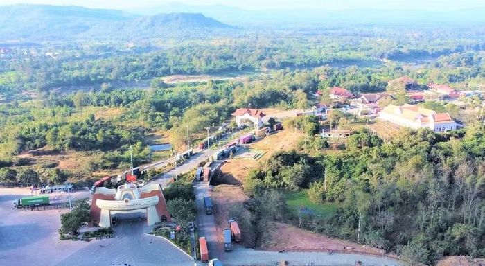 Khu vực Cửa khẩu quốc tế Lao Bảo-Densavẳn luôn đông đúc ô-tô chuyển chở hàng hóa qua lại các nước.