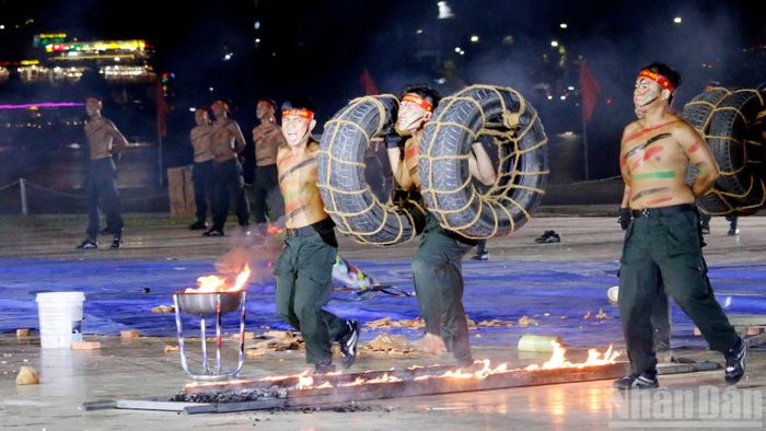 Biểu diễn đi trên lửa.