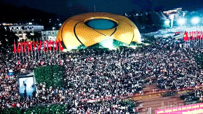 Hàng nghìn người dân Lâm Đồng và du khách dự lễ khai mạc.