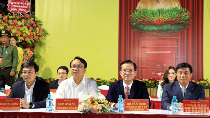 Lãnh đạo tỉnh Lâm Đồng tham dự lễ khai mạc.