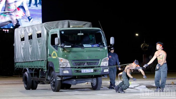Biểu diễn kề dao ngang cổ buộc dây kéo xe.