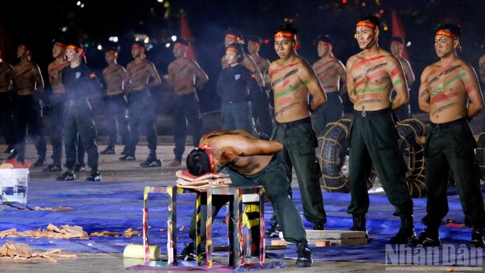 Biểu diễn dùng đầu đập vỡ ngói.