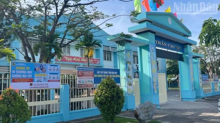 Những pa-no được lắp đặt tại cổng trường.