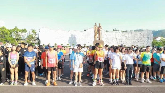 Hơn 1.100 người bao gồm các vận động viên, cán bộ, chiến sĩ và nhân dân náo nức tham gia chạy hưởng ứng tại Quảng trường Nguyễn Tất Thành.