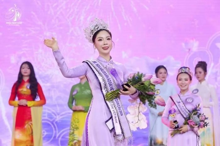 Thí sinh Phùng Thị Huyền My đăng quang trong đêm chung kết. (Ảnh: Ban tổ chức)
