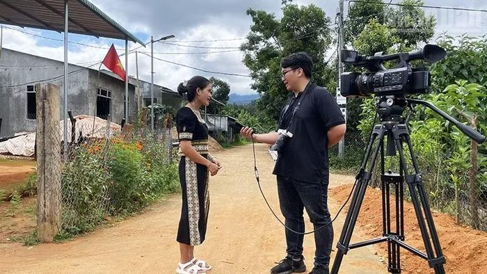 Phóng viên Báo và Phát thanh, Truyền hình Quảng Ngãi tác nghiệp tại xã Đăk Ui.