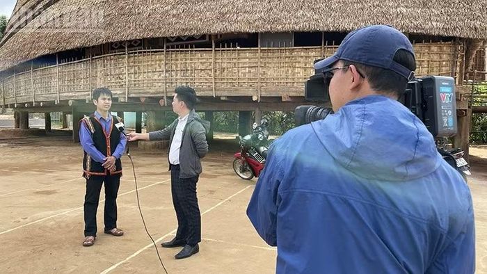 Phóng viên Đài Truyền hình Việt Nam tác nghiệp tại xã Ngọk Réo.