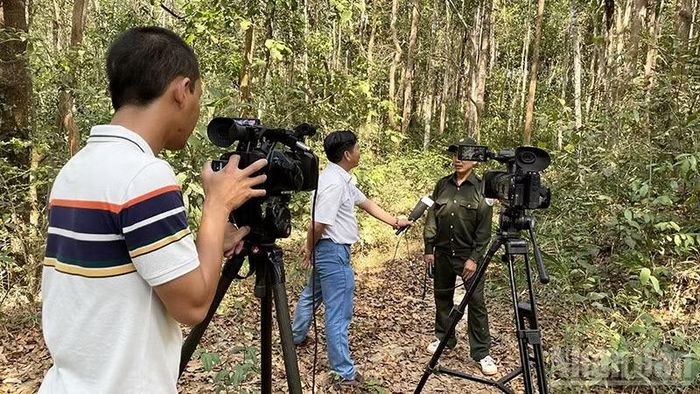 Phóng viên tác nghiệp tại vùng sâu, vùng xa.