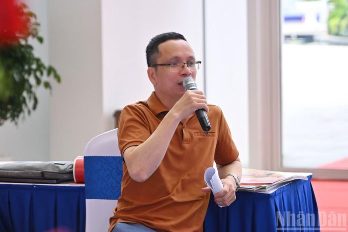 Nhà báo, nhà thơ Nguyễn Văn Học (Ban Chuyên đề, Báo Nhân Dân) chia sẻ cảm xúc tại cuộc giao lưu.
