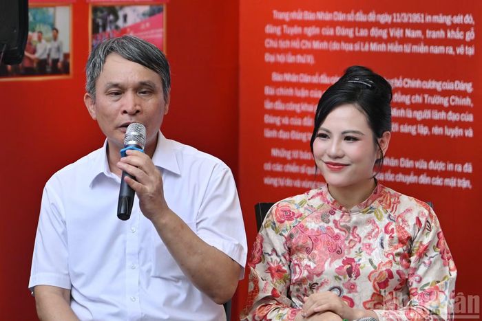 Nhà thơ Hoài Khánh, nguyên Trưởng Ban Văn nghệ Đài Phát thanh và Truyền hình Hải Phòng chia sẻ cảm xúc, câu chuyện tại cuộc giao lưu.