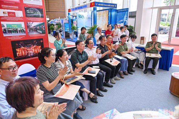  Cuộc giao lưu thu hút sự quan tâm của đông đảo độc giả tham dự Hội Báo toàn quốc năm 2026. 