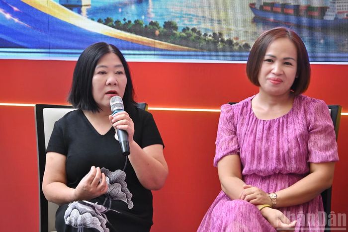 Nhà thơ Vũ Thúy Hồng chia sẻ cảm xúc, câu chuyện tại cuộc giao lưu.