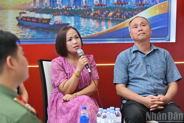 Nhà báo, nhà văn Đặng Thị Thúy, Phó Chủ tịch Hội Văn học Nghệ thuật Hải Phòng chia sẻ cảm xúc, câu chuyện tại cuộc giao lưu.