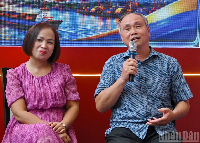 Nhà văn Nguyễn Quốc Hùng chia sẻ cảm xúc, câu chuyện tại giao lưu.