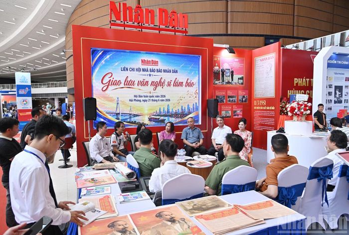 Cuộc giao lưu cộng tác viên, văn nghệ sĩ làm báo trên địa bàn thành phố Hải Phòng diễn ra trong không gian trưng bày của Báo Nhân Dân.