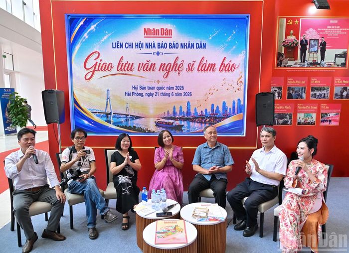  Cộng tác viên, văn nghệ sĩ làm báo Hải Phòng tham dự giao lưu. 