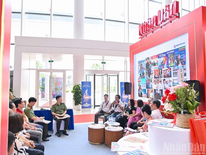Cuộc giao lưu với các cộng tác viên, văn nghệ sĩ làm báo Hải Phòng diễn ra trong không ấm cúng, thân mật.