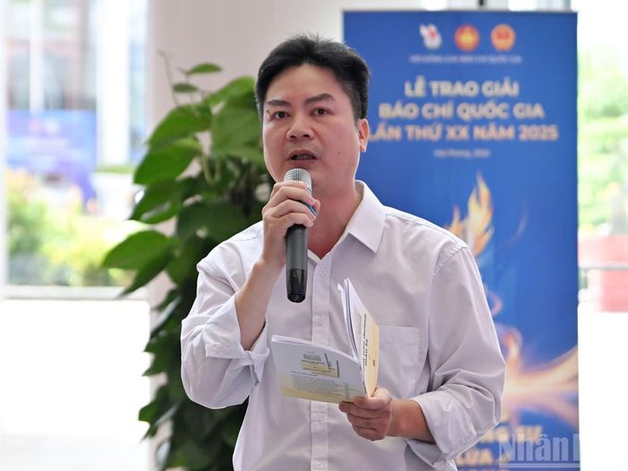 Nhà báo, nhà thơ Nguyễn Quang Hưng (Phó Trưởng Ban Chuyên đề, Báo Nhân Dân) mở đầu giao lưu bằng bài thơ Bến tàu không số K.15 của nhà thơ Hoài Khánh.