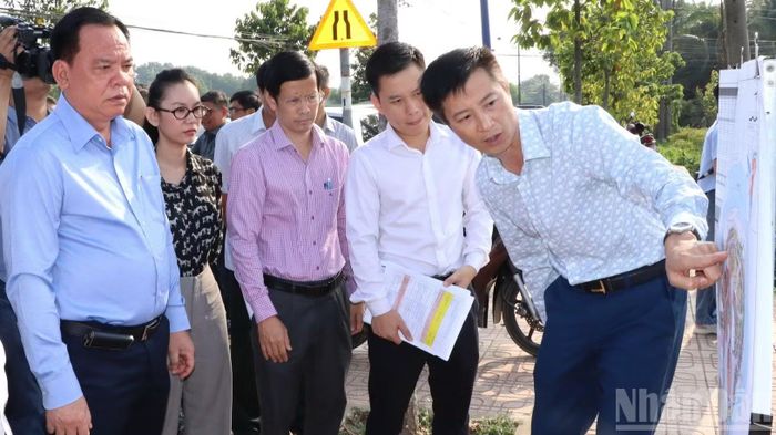 Lãnh đạo thành phố Đồng Nai kiểm tra tiến độ thực hiện một dự án khu đô thị Hiệp Hòa.
