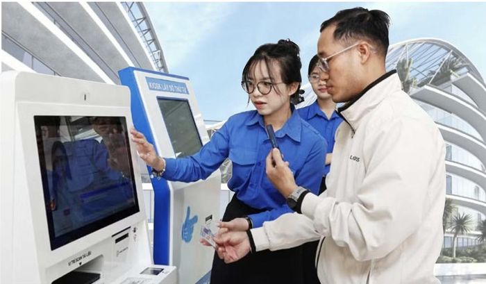  Đoàn viên thanh niên hỗ trợ người dân nộp hồ sơ trực tuyến tại Trung tâm Phục vụ hành chính công Thành phố Hồ Chí Minh. 