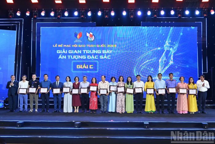 Ban tổ chức trao giải C Giải gian trưng bày ấn tượng đặc sắc tặng các đơn vị đạt giải.