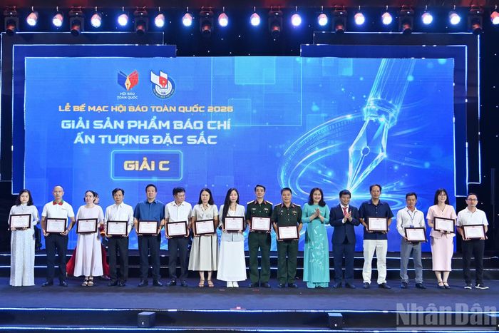 Ban tổ chức trao giải C Giải sản phẩm báo chí ấn tượng đặc sắc tặng các đơn vị đạt giải.
