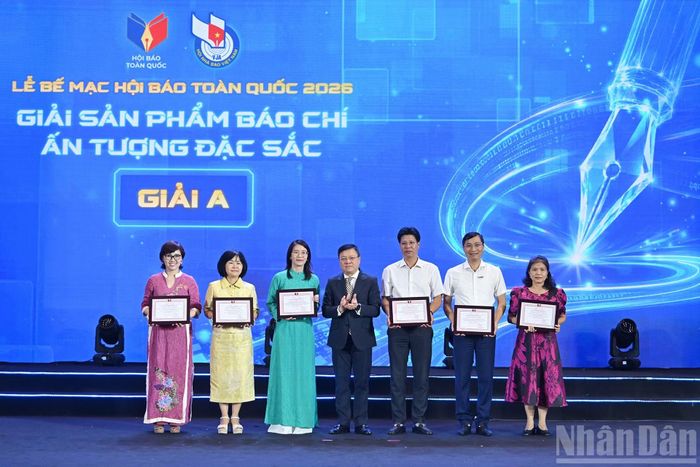 Đồng chí Lê Quốc Minh, Ủy viên Trung ương Đảng, Tổng Biên tập Báo Nhân Dân, Phó Trưởng ban Tuyên giáo và Dân vận Trung ương, Chủ tịch Hội Nhà báo Việt Nam trao giải A giải sản phẩm báo chí ấn tượng đặc sắc tặng các đơn vị đạt giải.