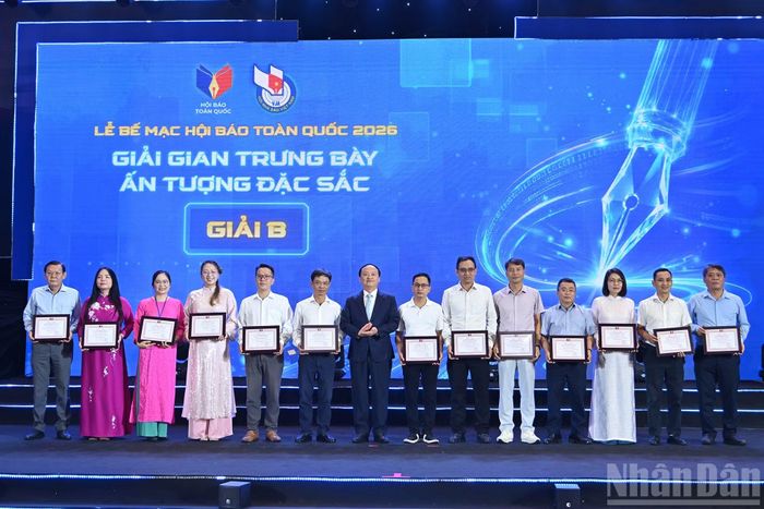 Ban tổ chức trao giải B Giải gian trưng bày ấn tượng đặc sắc tặng các đơn vị đạt giải.
