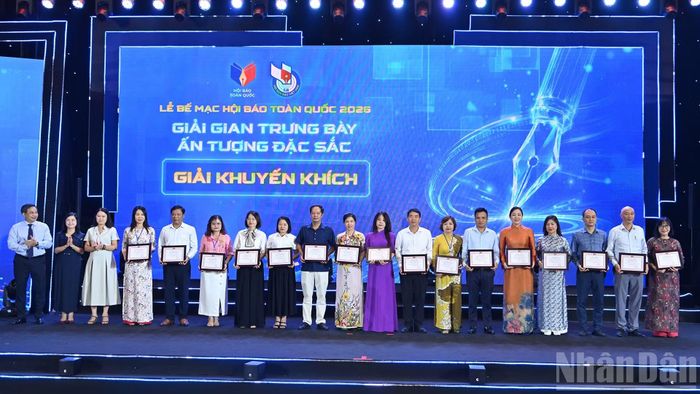 Ban tổ chức trao giải Khuyến khích Giải gian trưng bày ấn tượng đặc sắc tặng các đơn vị đạt giải.