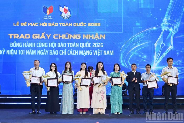Phó Chủ tịch Thường trực Hội Nhà báo Việt Nam Nguyễn Đức Lợi trao Giấy chứng nhận tặng các đơn vị đồng hành cùng Hội Báo toàn quốc năm 2026.
