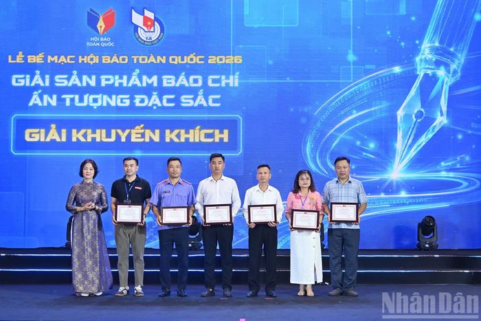 Ban tổ chức trao giải Khuyến khích Giải sản phẩm báo chí ấn tượng đặc sắc tặng các đơn vị đạt giải.