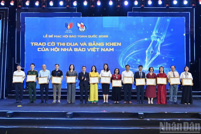Phó Chủ tịch Thường trực Hội Nhà báo Việt Nam Nguyễn Đức Lợi trao bằng khen của Hội Nhà báo Việt Nam tặng các tập thể có thành tích xuất sắc trong phong trào thi đua năm 2025.