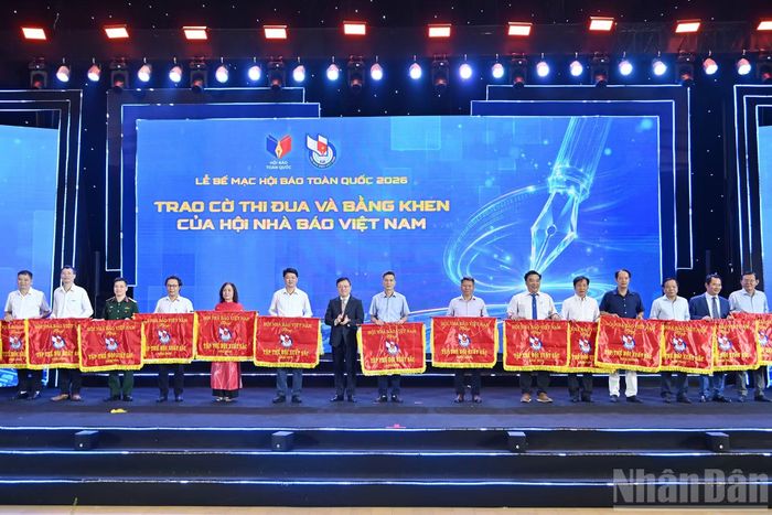 Đồng chí Lê Quốc Minh, Ủy viên Trung ương Đảng, Tổng Biên tập Báo Nhân Dân, Phó Trưởng ban Tuyên giáo và Dân vận Trung ương, Chủ tịch Hội Nhà báo Việt Nam trao cờ thi đua của Hội Nhà báo Việt Nam tặng các tập thể có thành tích xuất sắc trong phong trào thi đua năm 2025.