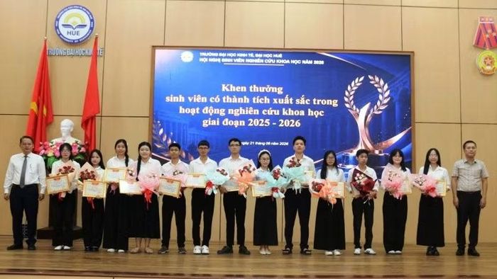 Trường đại học Kinh tế, Đại học Huế vinh danh 14 sinh viên/nhóm sinh viên đạt thành tích xuất sắc trong hoạt động nghiên cứu khoa học giai đoạn 2025-2026. (Ảnh: PH.THẢO)
