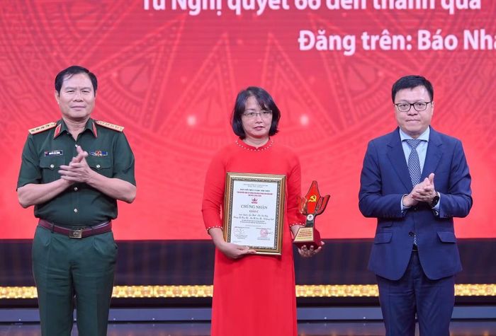 Đại tướng Nguyễn Tân Cương, Tổng Tham mưu trưởng Quân đội nhân dân Việt Nam và đồng chí Lê Quốc Minh, Tổng Biên tập Báo Nhân Dân trao giải C, Cuộc thi viết “Bảo vệ nền tảng tư tưởng của Đảng trong tình hình mới” lần thứ 5 cho đại diện nhóm tác giả Báo Nhân Dân. (Ảnh: THẾ ĐẠI)