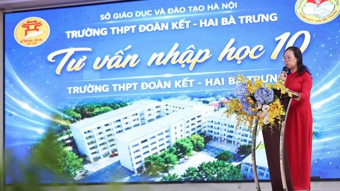 Nhà giáo Phùng Thị Thanh Hà, Phó Hiệu trưởng nhà trường chia sẻ những băn khoăn của phụ huynh, học sinh. (Ảnh: THANH TÙNG)