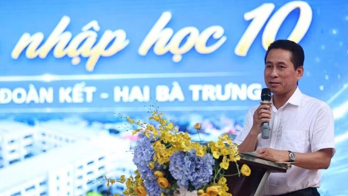 Nhà giáo Lê Việt Dương, Hiệu trưởng nhà trường phát biểu ý kiến. (Ảnh: THANH TÙNG)
