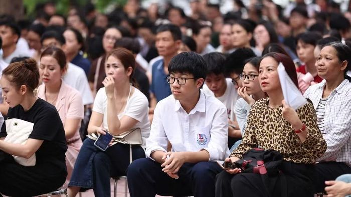 Học sinh chăm chú lắng nghe những chia sẻ của nhà trường. (Ảnh: THANH TÙNG)