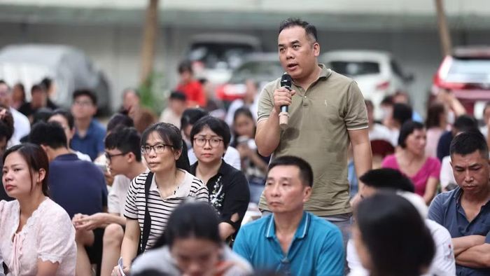 Phụ huynh học sinh trao đổi những băn khoăn tại buổi gặp mặt. (Ảnh: THANH TÙNG)