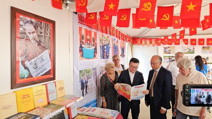 Tổng Biên tập Lê Quốc Minh giới thiệu các ấn phẩm đặc biệt của Báo Nhân Dân về những thành tựu nổi bật của đất nước với các bạn Pháp tại Hội báo L'Humanité 2023.