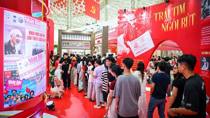 Người dân xếp hàng nhận ấn phẩm đặc biệt của Báo Nhân Dân nhân kỷ niệm 80 năm Quốc khánh 2/9.