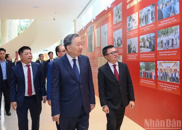 Tổng Bí thư Tô Lâm cùng các đại biểu tham quan trưng bày bên lề Lễ kỷ niệm 75 năm Ngày Báo Nhân Dân ra số đầu.