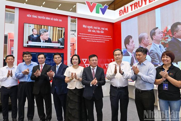 Chủ tịch Quốc hội Trần Thanh Mẫn cùng các đại biểu tại gian trưng bày của Đài Truyền hình Việt Nam.