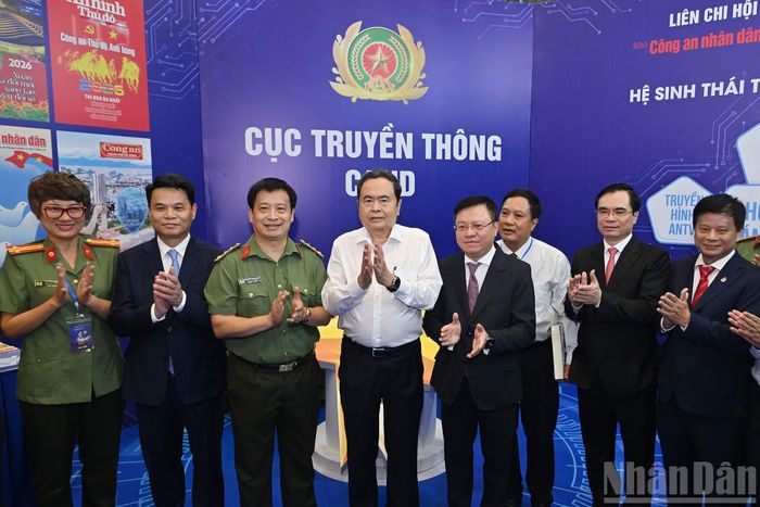 Chủ tịch Quốc hội Trần Thanh Mẫn cùng các đại biểu tại gian trưng bày của Liên Chi hội Nhà báo Bộ Công an.