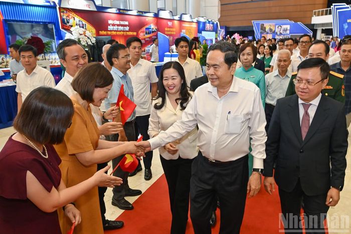 Chủ tịch Quốc hội Trần Thanh Mẫn cùng các đại biểu tới tham quan gian trưng bày của Báo Đại biểu nhân dân.