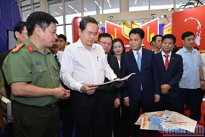 Chủ tịch Quốc hội Trần Thanh Mẫn cùng các đại biểu tham quan gian trưng bày của Liên Chi hội Nhà báo Bộ Công an.
