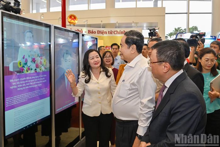 Chủ tịch Quốc hội Trần Thanh Mẫn cùng các đại biểu tham quan gian trưng bày của Báo Đại biểu nhân dân.