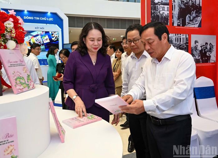 Phó Chủ tịch nước Võ Thị Ánh Xuân tham quan gian trưng bày của Báo Nhân Dân.