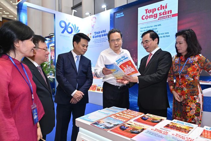 Chủ tịch Quốc hội Trần Thanh Mẫn cùng các đại biểu tham quan gian trưng bày của Tạp chí Cộng sản.